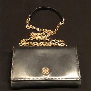 TORY BURCH Robinson Wallet on Chain in Black/Gold